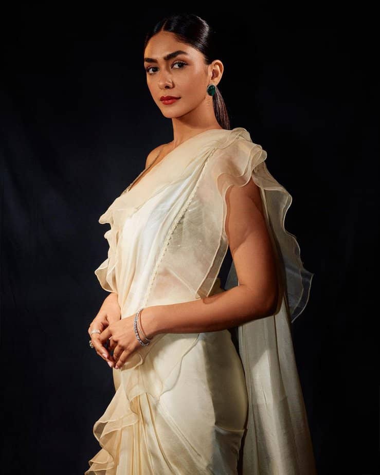 mrunal thakur - updatenews360.jpg 2 - Copy